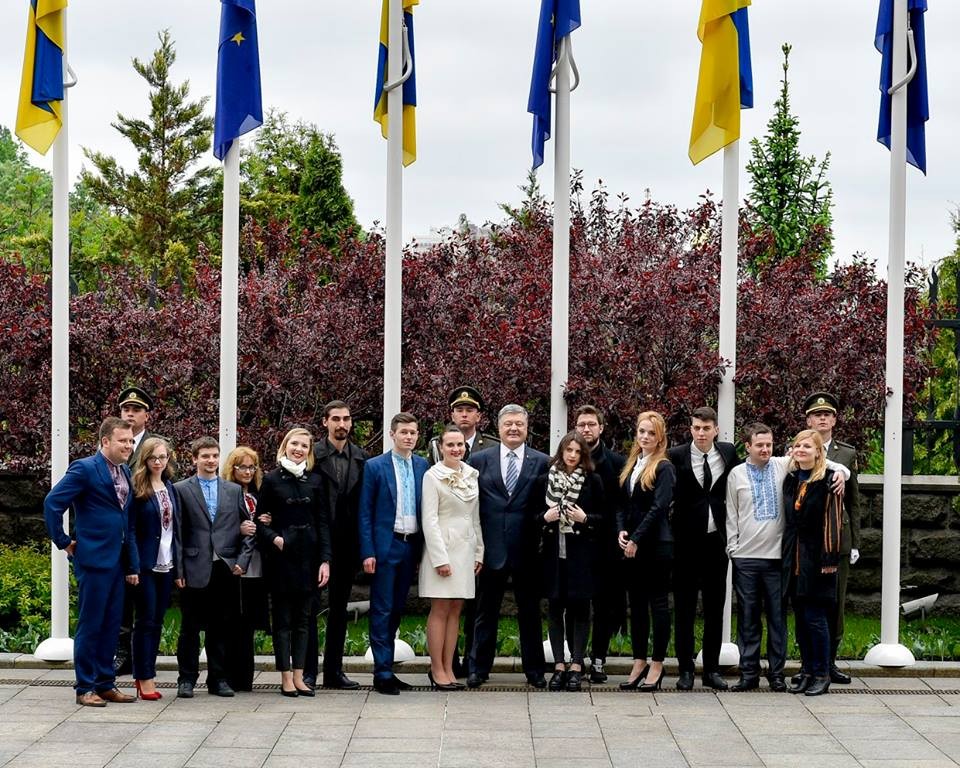 Церемонія підняття прапора Європейського Союзу  за участі Президента України та представників молоді, які брали участь у Революції Гідності