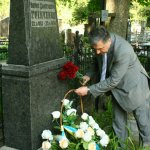 Покладання квітів на могилу Грінченка