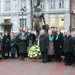 Грінченківська родина на покладанні квітів до пам'ятника Б.Д. Грінченку