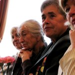 Рада жінок-ветеранів мікрорайону Русанівка слухає пісні воєнних років