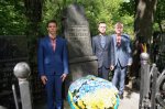 Покладання квітів до пам'ятника Б. Д. Грінченку