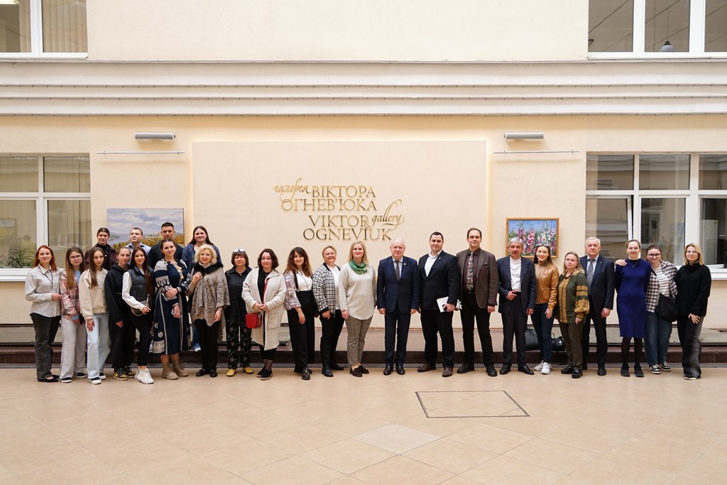 Відкриття мистецької виставки творчих робіт викладачів Факультету образотворчого мистецтва і дизайну у галереї імені Віктора Огнев’юка